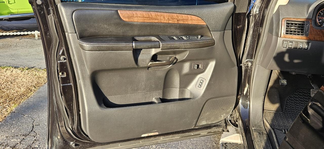 Nissan Armada 2WD 4dr Platinum 2014