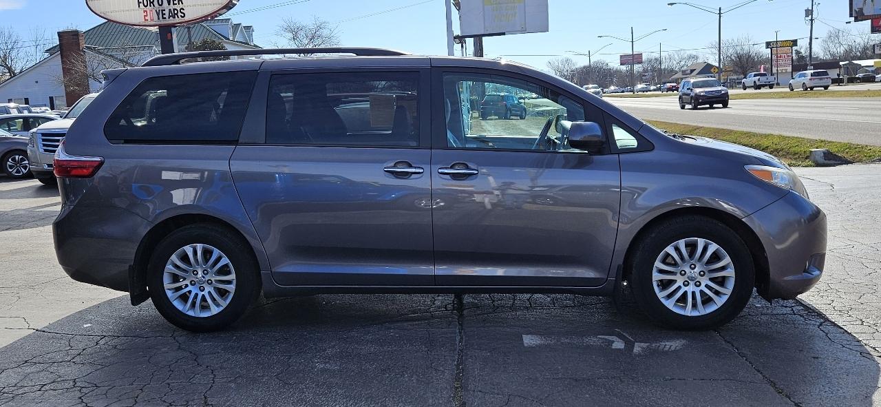 Toyota Sienna XLE Auto Access Seat FWD 7-Passenger (Natl) 2017