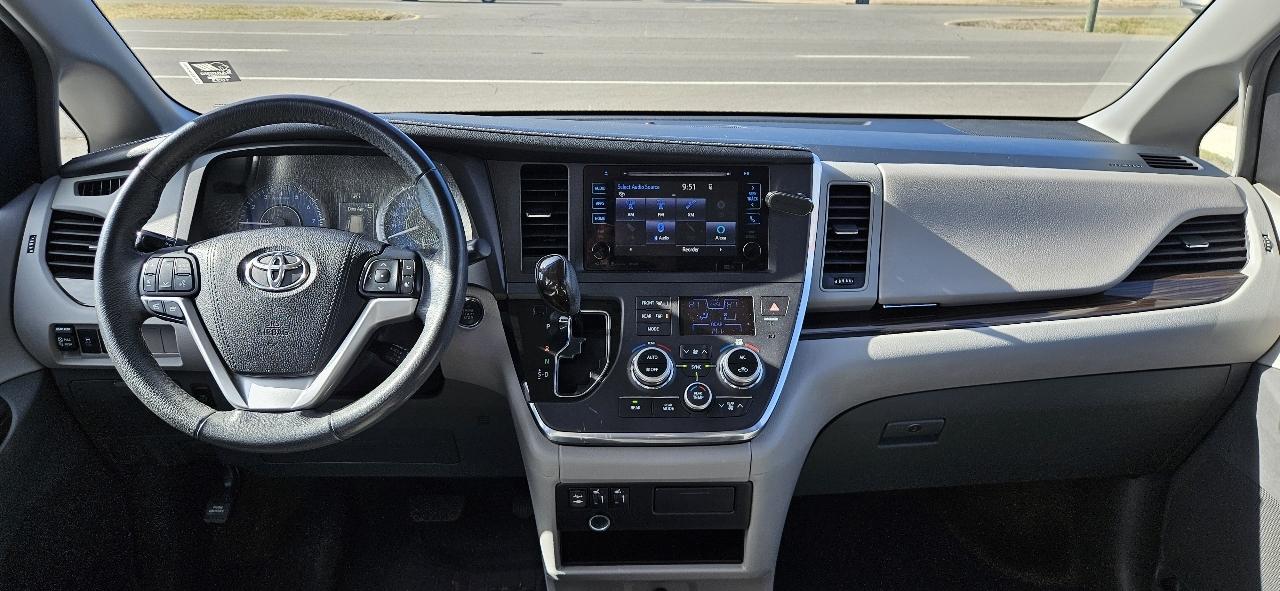 Toyota Sienna XLE Auto Access Seat FWD 7-Passenger (Natl) 2017