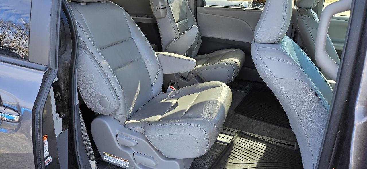 Toyota Sienna XLE Auto Access Seat FWD 7-Passenger (Natl) 2017