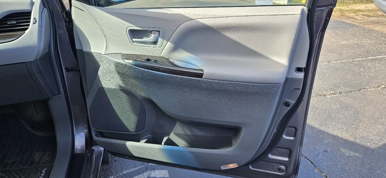 Toyota Sienna XLE Auto Access Seat FWD 7-Passenger (Natl) 2017