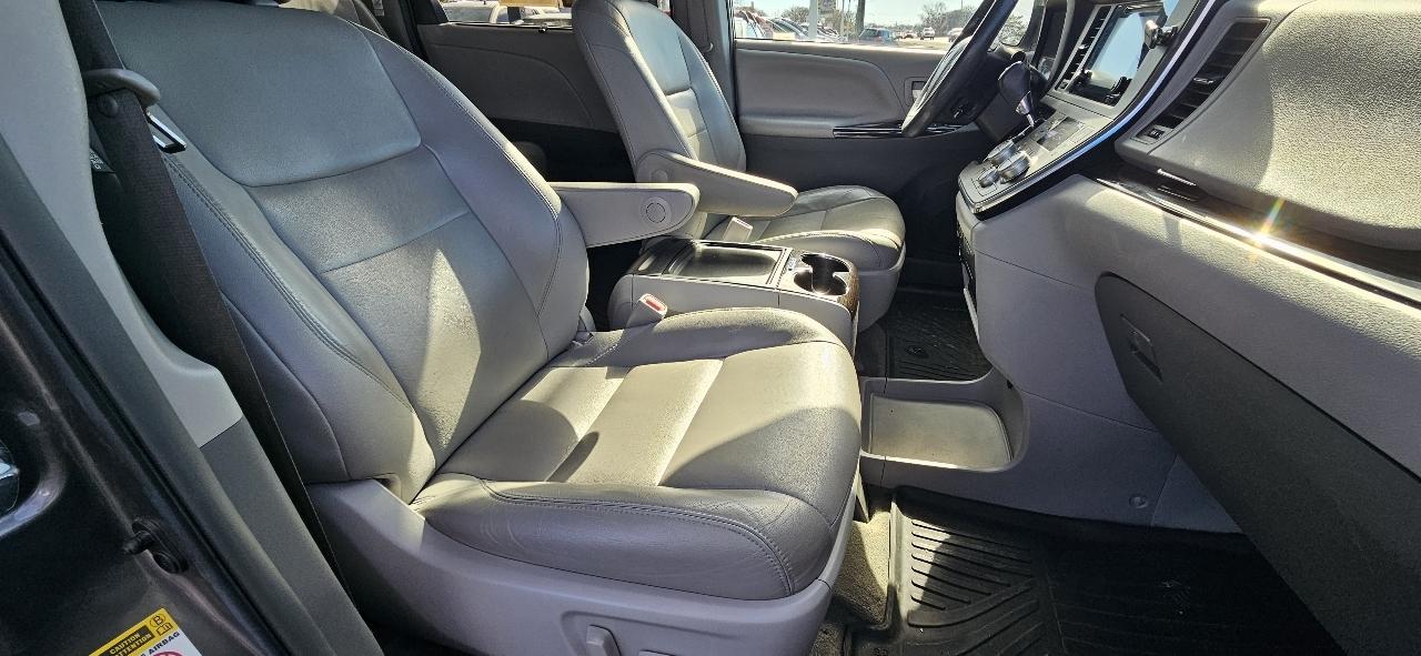Toyota Sienna XLE Auto Access Seat FWD 7-Passenger (Natl) 2017