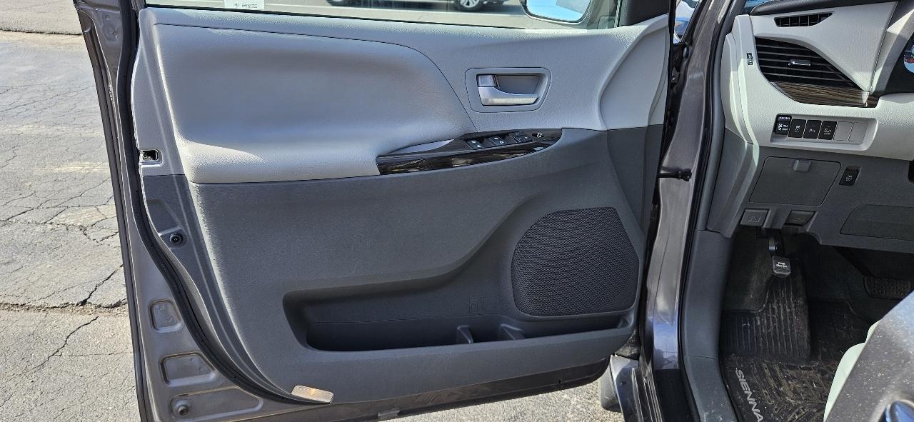 Toyota Sienna XLE Auto Access Seat FWD 7-Passenger (Natl) 2017