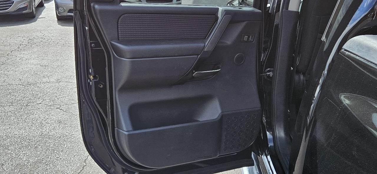 Nissan Titan 4WD Crew Cab SWB SV 2011