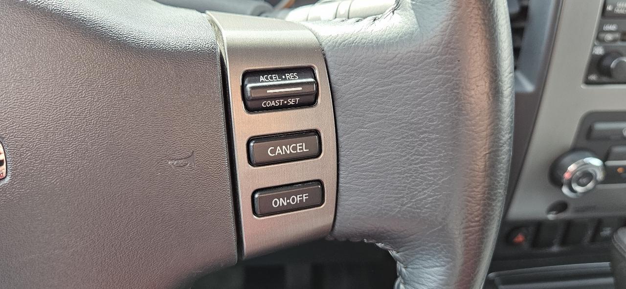 Nissan Titan 4WD Crew Cab SWB SV 2011