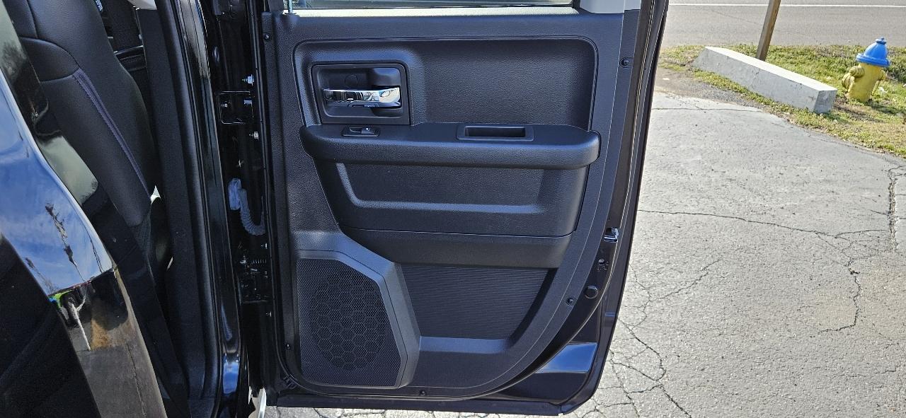 RAM 1500 2WD Quad Cab 140.5" Laramie 2012