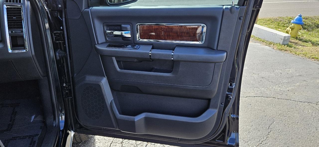 RAM 1500 2WD Quad Cab 140.5" Laramie 2012