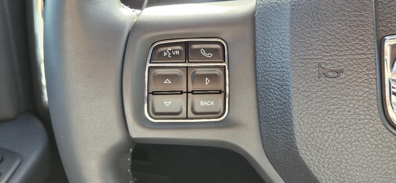 RAM 1500 2WD Quad Cab 140.5" Laramie 2012