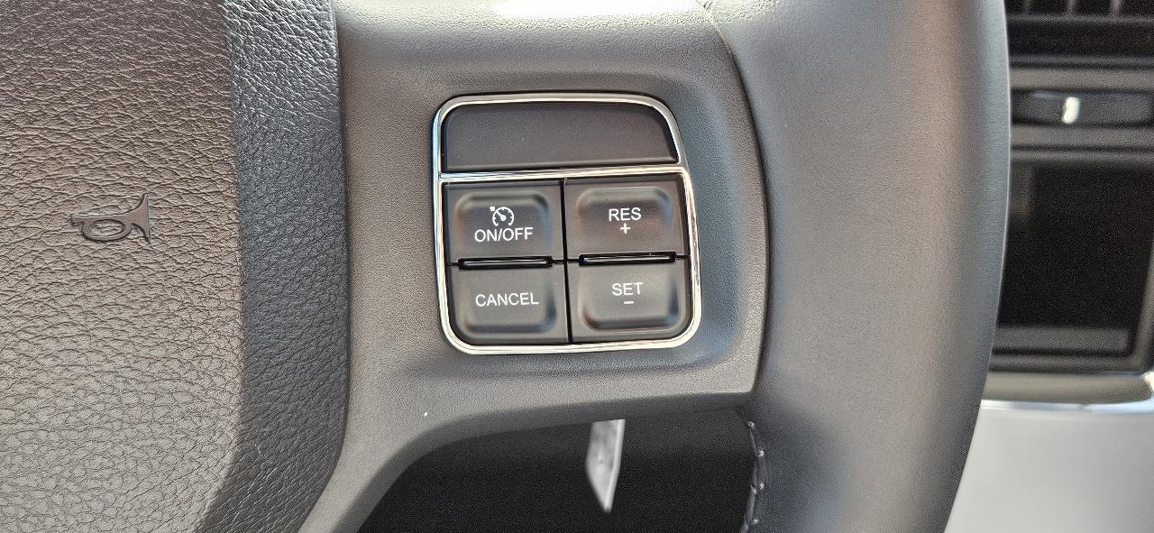 RAM 1500 2WD Quad Cab 140.5" Laramie 2012