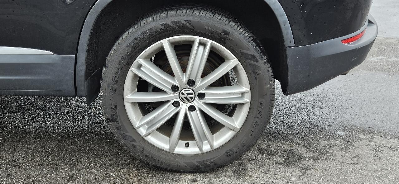 Volkswagen Tiguan 2WD 4dr Auto SE w/Sunroof & Nav 2012