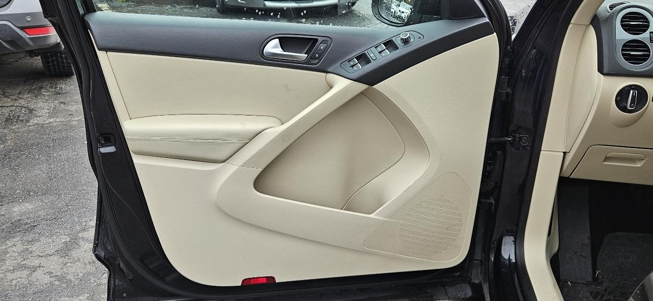 Volkswagen Tiguan 2WD 4dr Auto SE w/Sunroof & Nav 2012