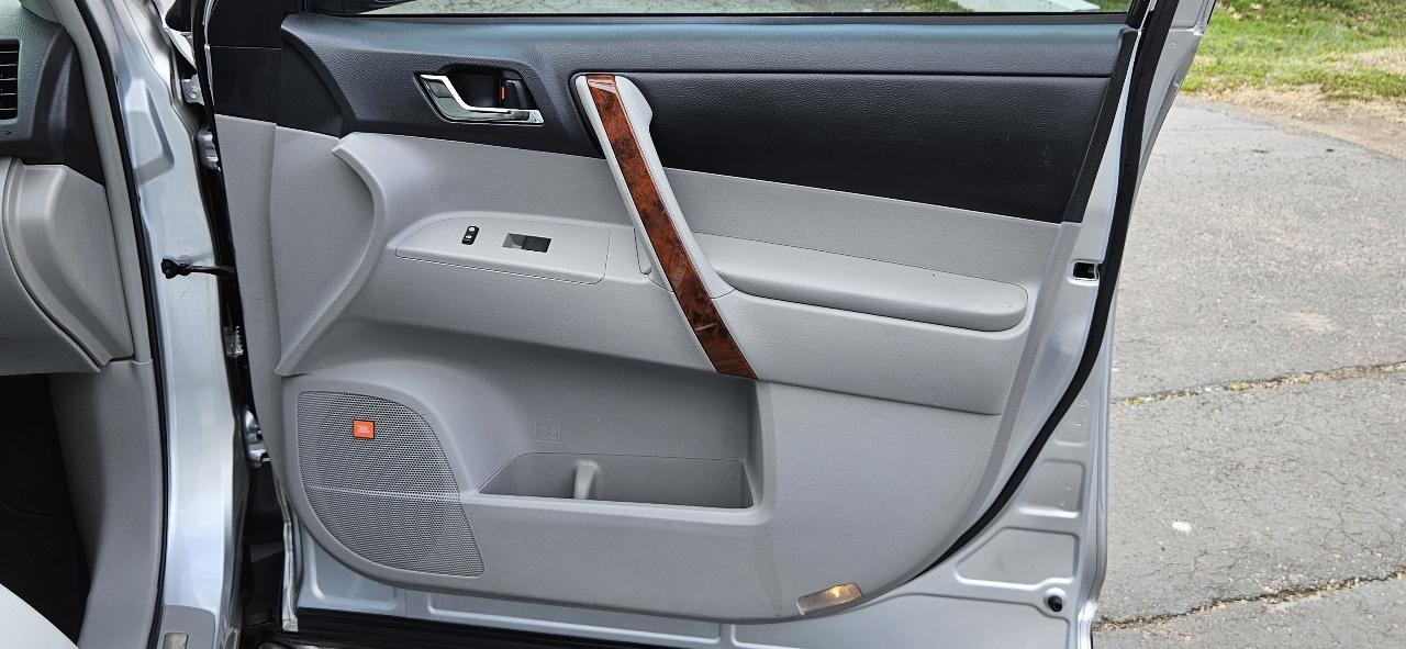 Toyota Highlander 4WD 4dr V6 Limited (Natl) 2012