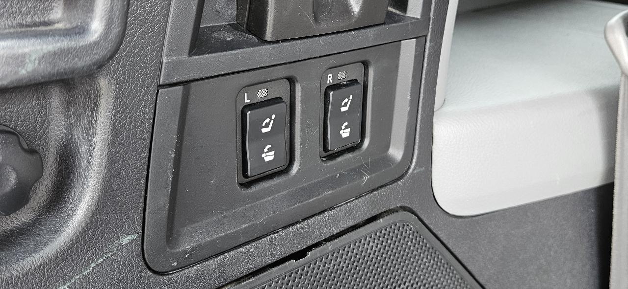 Toyota Sequoia 4WD 5.7L Platinum (Natl) 2012