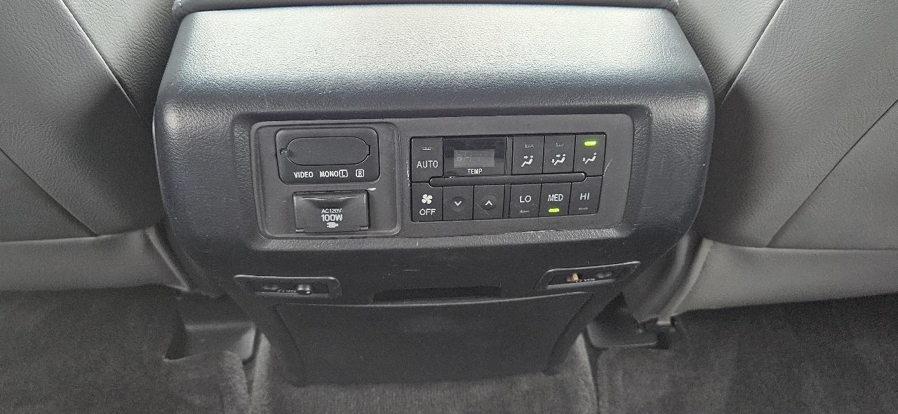 Toyota Sequoia 4WD 5.7L Platinum (Natl) 2012