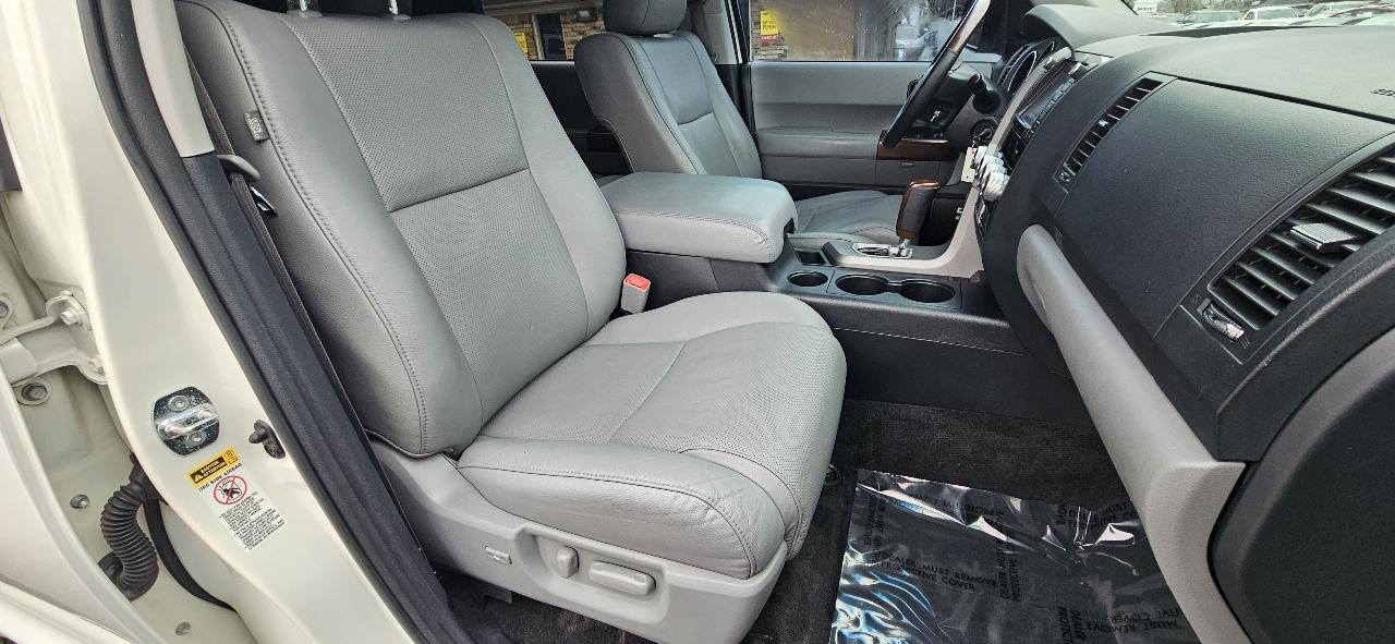 Toyota Sequoia 4WD 5.7L Platinum (Natl) 2012