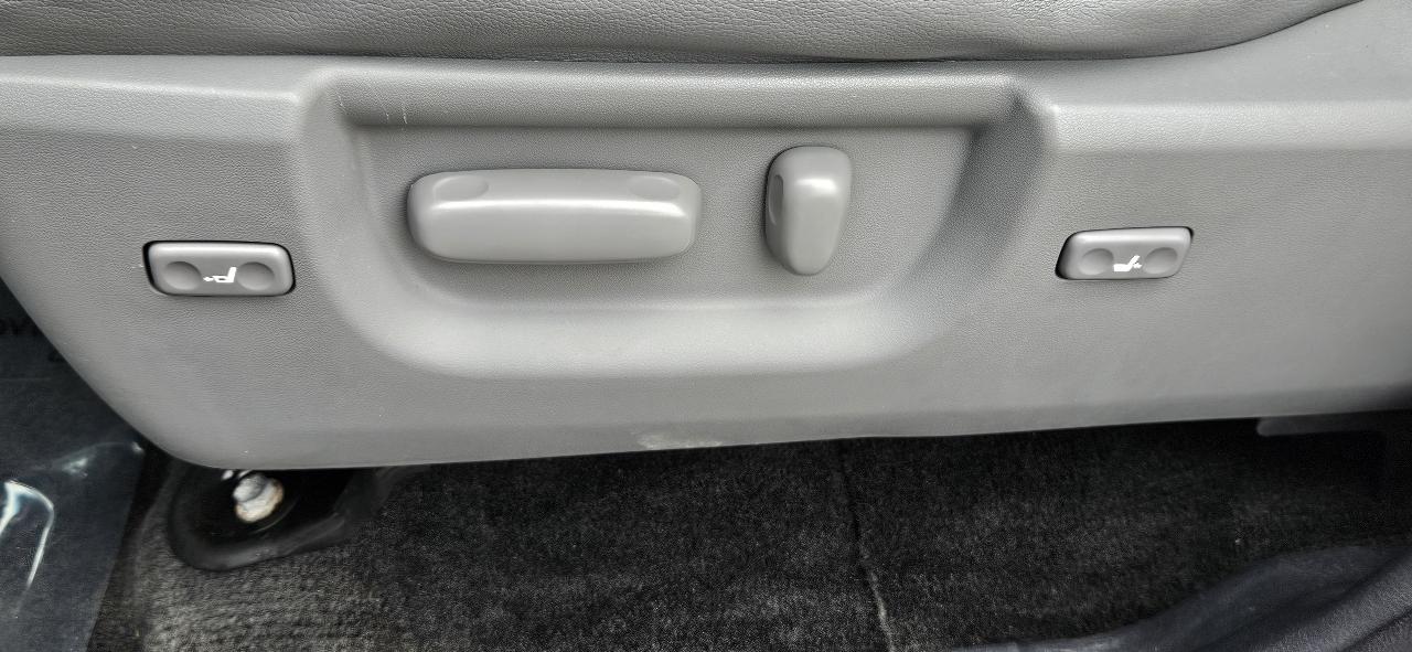 Toyota Sequoia 4WD 5.7L Platinum (Natl) 2012