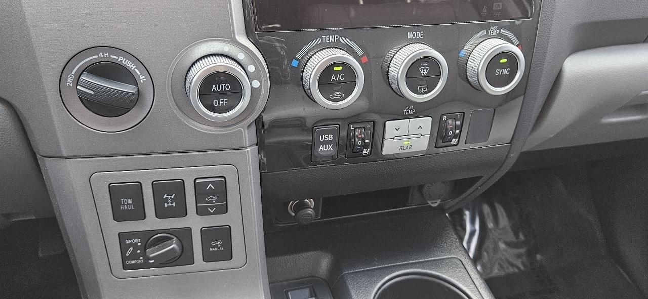 Toyota Sequoia 4WD 5.7L Platinum (Natl) 2012