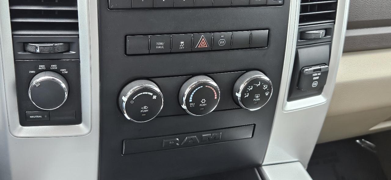 RAM 1500 4WD Crew Cab 140.5" Big Horn 2011