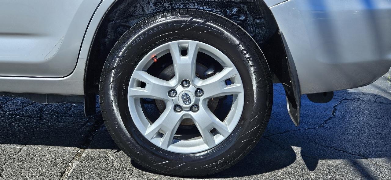 Toyota RAV4 FWD 4dr 4-cyl 4-Spd AT (Natl) 2011