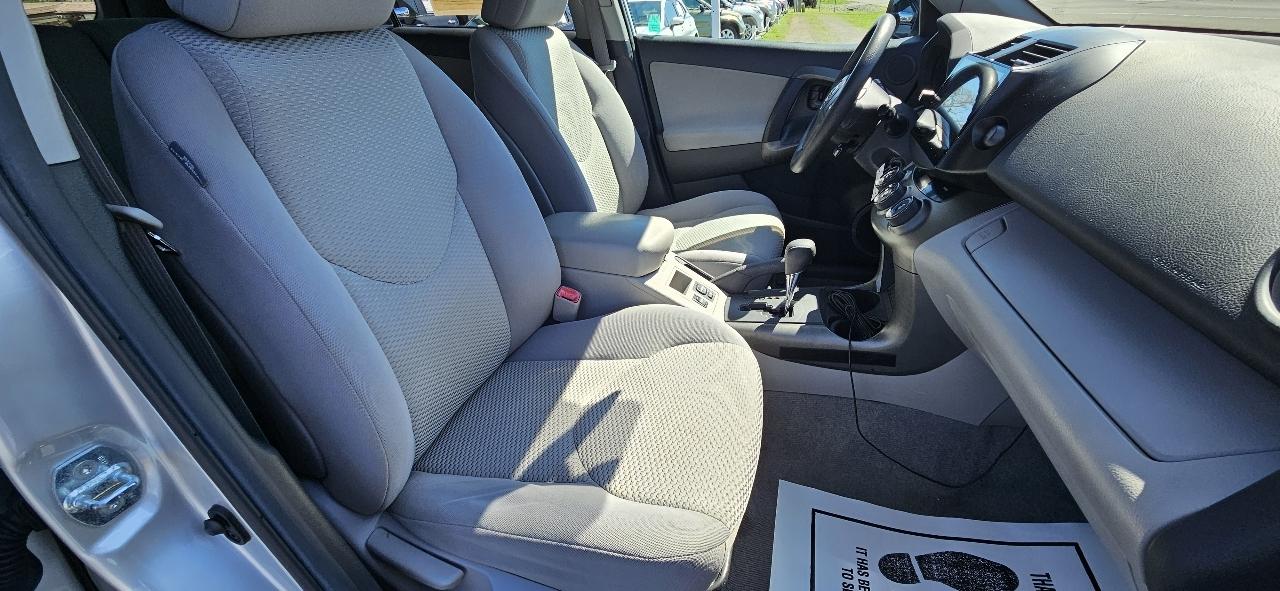 Toyota RAV4 FWD 4dr 4-cyl 4-Spd AT (Natl) 2011