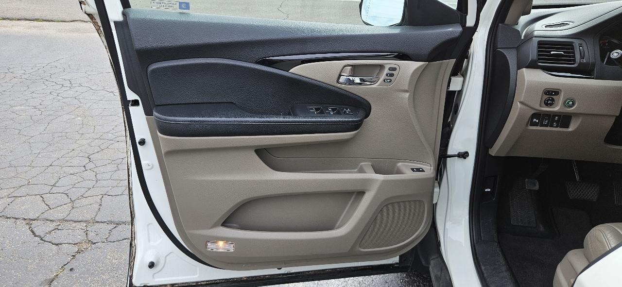 Honda Pilot 2WD 4dr Touring w/RES & Navi 2016