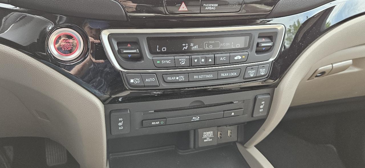 Honda Pilot 2WD 4dr Touring w/RES & Navi 2016