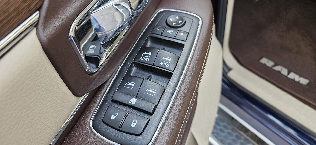 RAM 1500 4WD Crew Cab 140.5" Laramie 2016