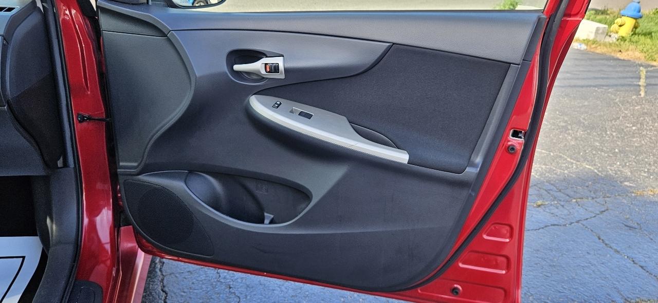 Toyota Corolla 4dr Sdn Auto S (Natl) 2011