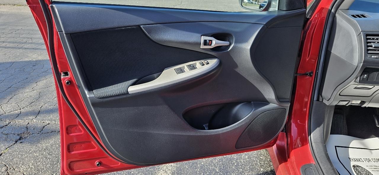 Toyota Corolla 4dr Sdn Auto S (Natl) 2011