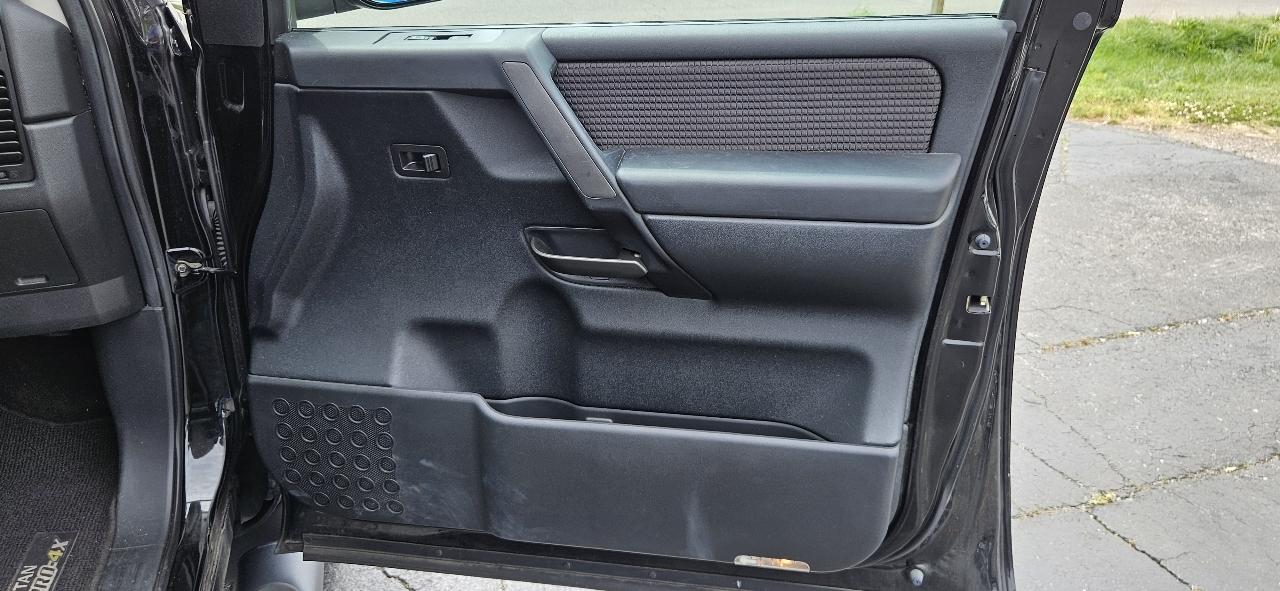 Nissan Titan 4WD Crew Cab SWB PRO-4X 2013