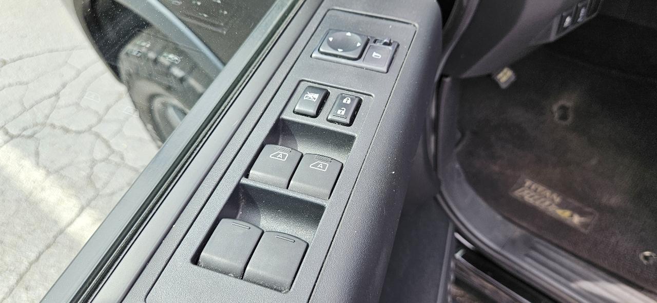 Nissan Titan 4WD Crew Cab SWB PRO-4X 2013