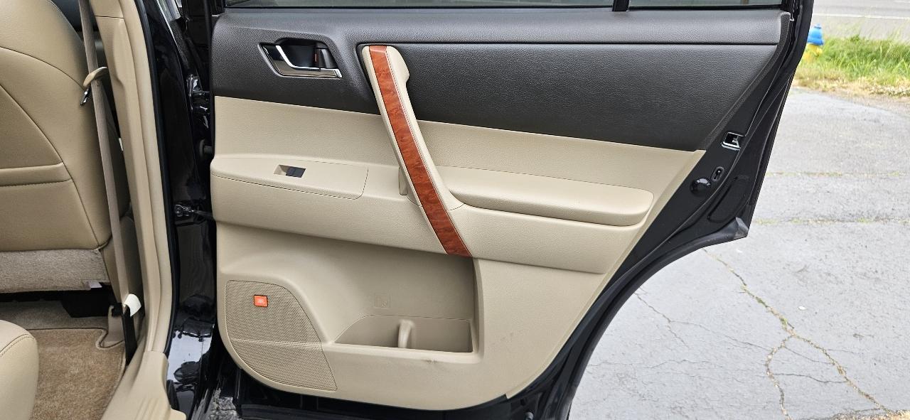 Toyota Highlander FWD 4dr V6 Limited (Natl) 2010