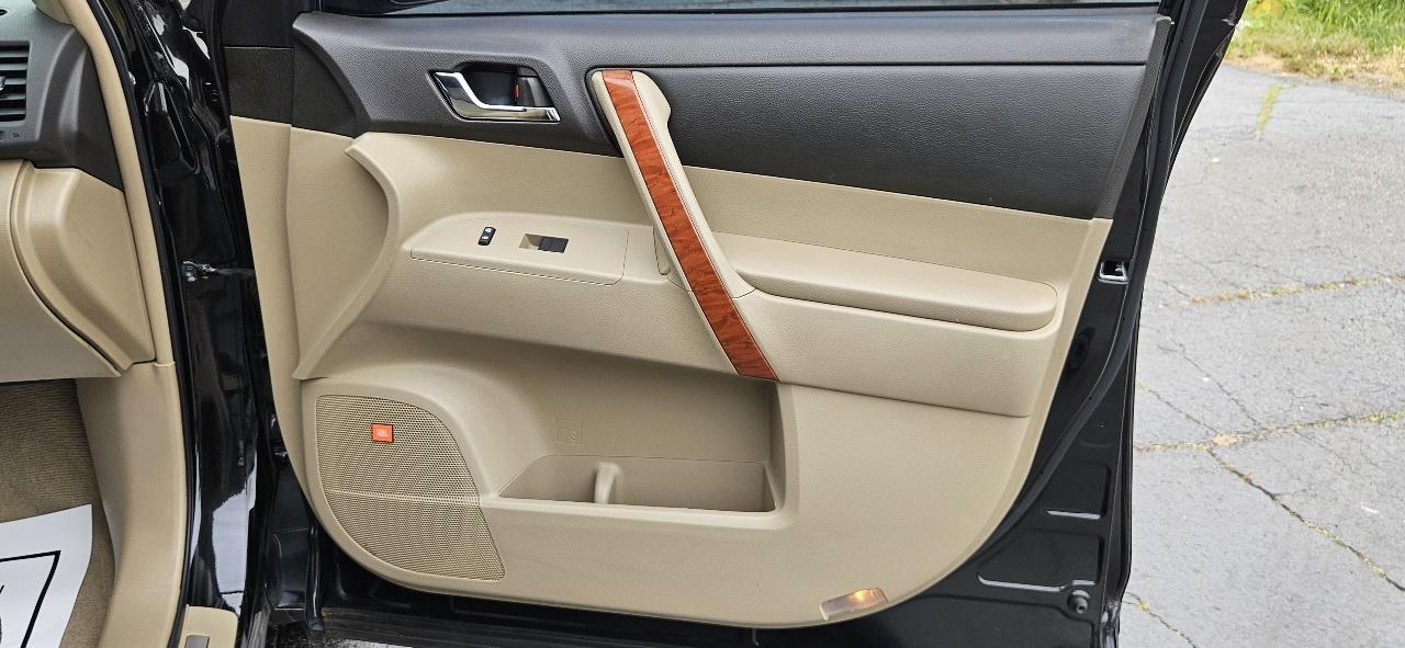 Toyota Highlander FWD 4dr V6 Limited (Natl) 2010