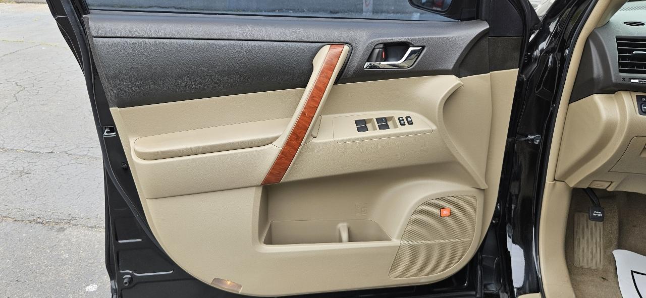 Toyota Highlander FWD 4dr V6 Limited (Natl) 2010