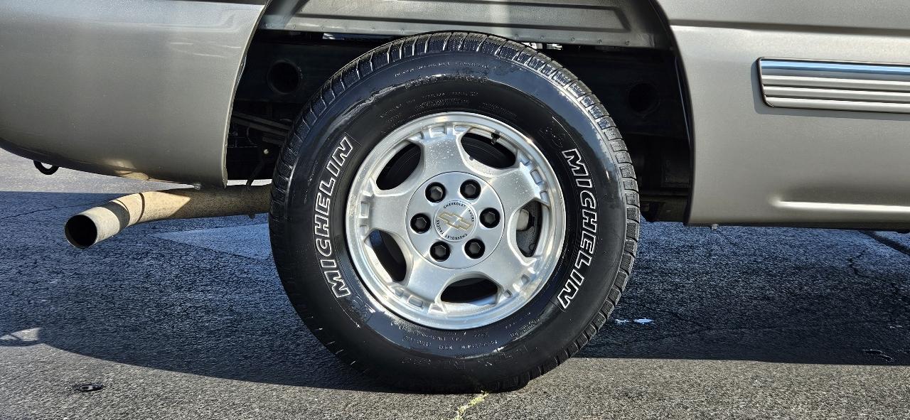 Chevrolet Silverado 1500 Ext Cab 143.5" WB LS 2002