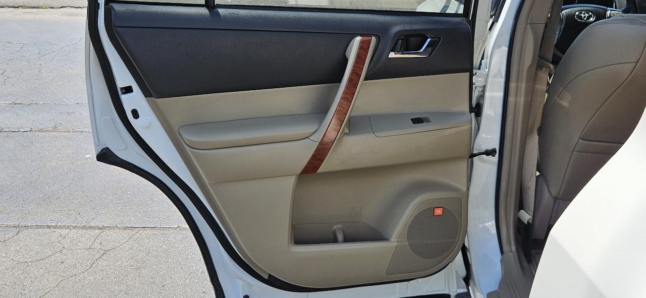 Toyota Highlander FWD 4dr V6 Limited (Natl) 2010