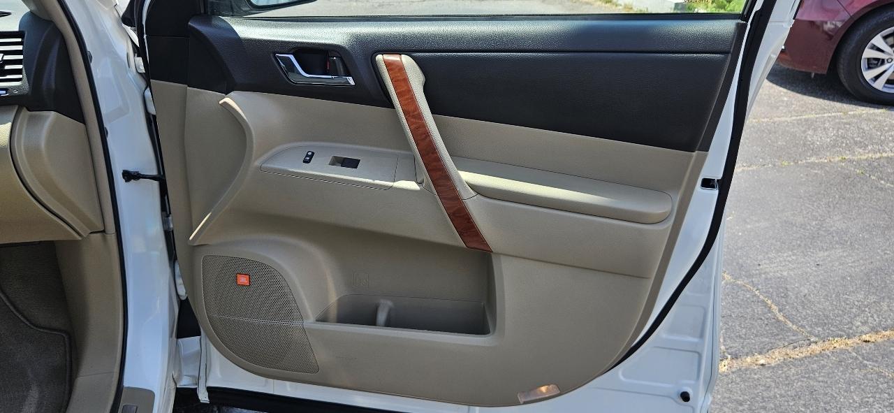 Toyota Highlander FWD 4dr V6 Limited (Natl) 2010