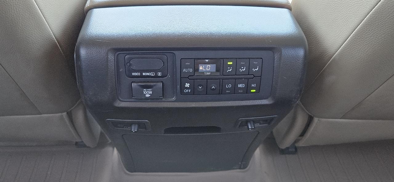 Toyota Sequoia 4WD LV8 FFV 6-Spd AT Platinum (Natl) 2011