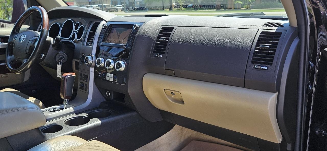 Toyota Sequoia 4WD LV8 FFV 6-Spd AT Platinum (Natl) 2011