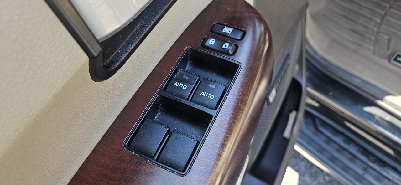 Toyota Sequoia 4WD LV8 FFV 6-Spd AT Platinum (Natl) 2011