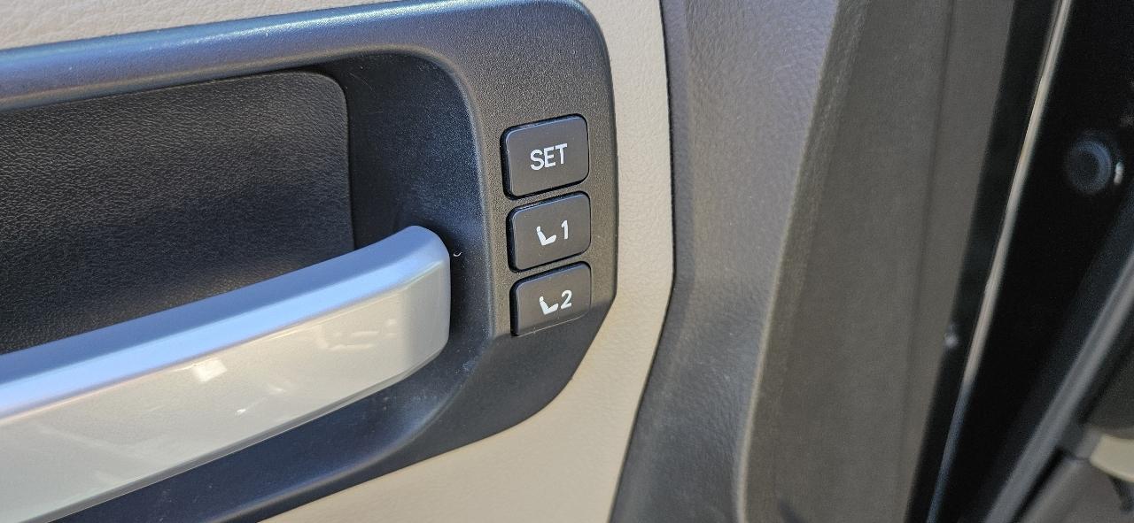 Toyota Sequoia 4WD LV8 FFV 6-Spd AT Platinum (Natl) 2011