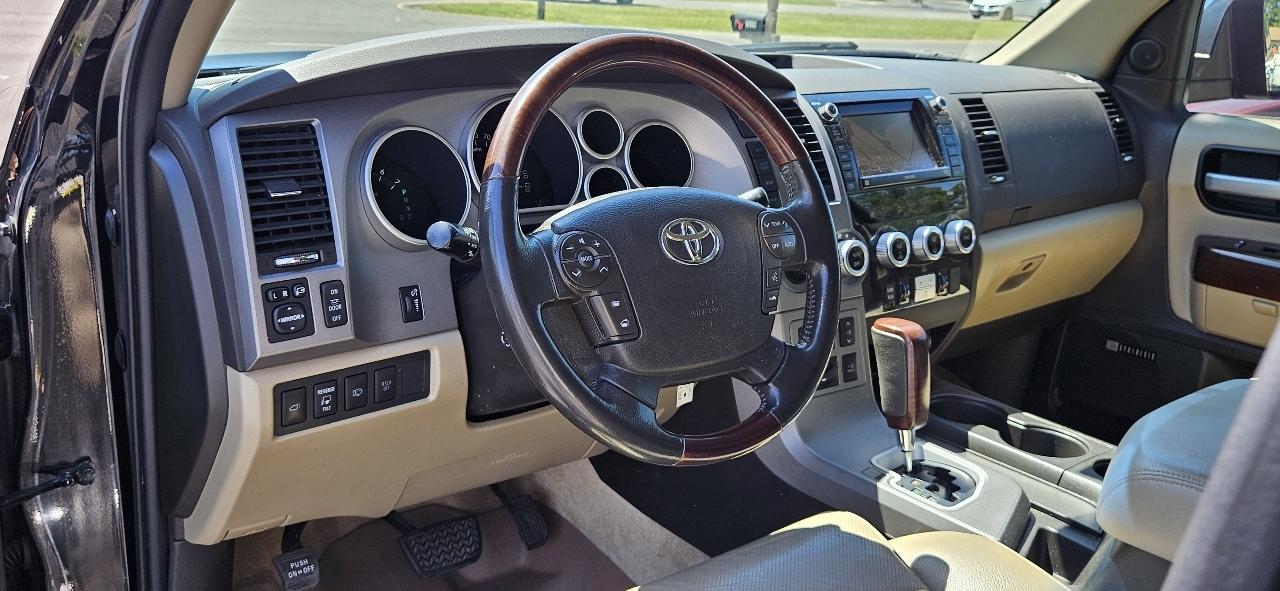 Toyota Sequoia 4WD LV8 FFV 6-Spd AT Platinum (Natl) 2011