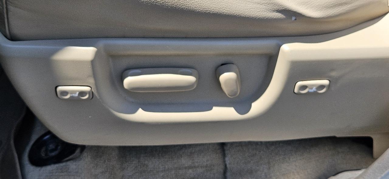 Toyota Sequoia 4WD LV8 FFV 6-Spd AT Platinum (Natl) 2011