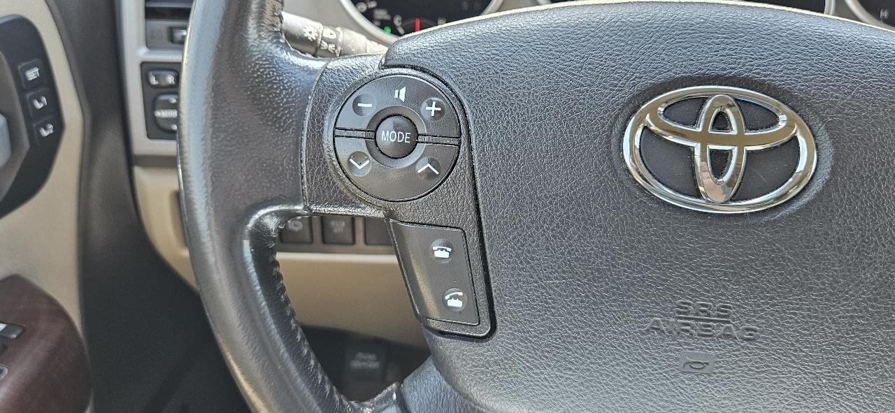 Toyota Sequoia 4WD LV8 FFV 6-Spd AT Platinum (Natl) 2011