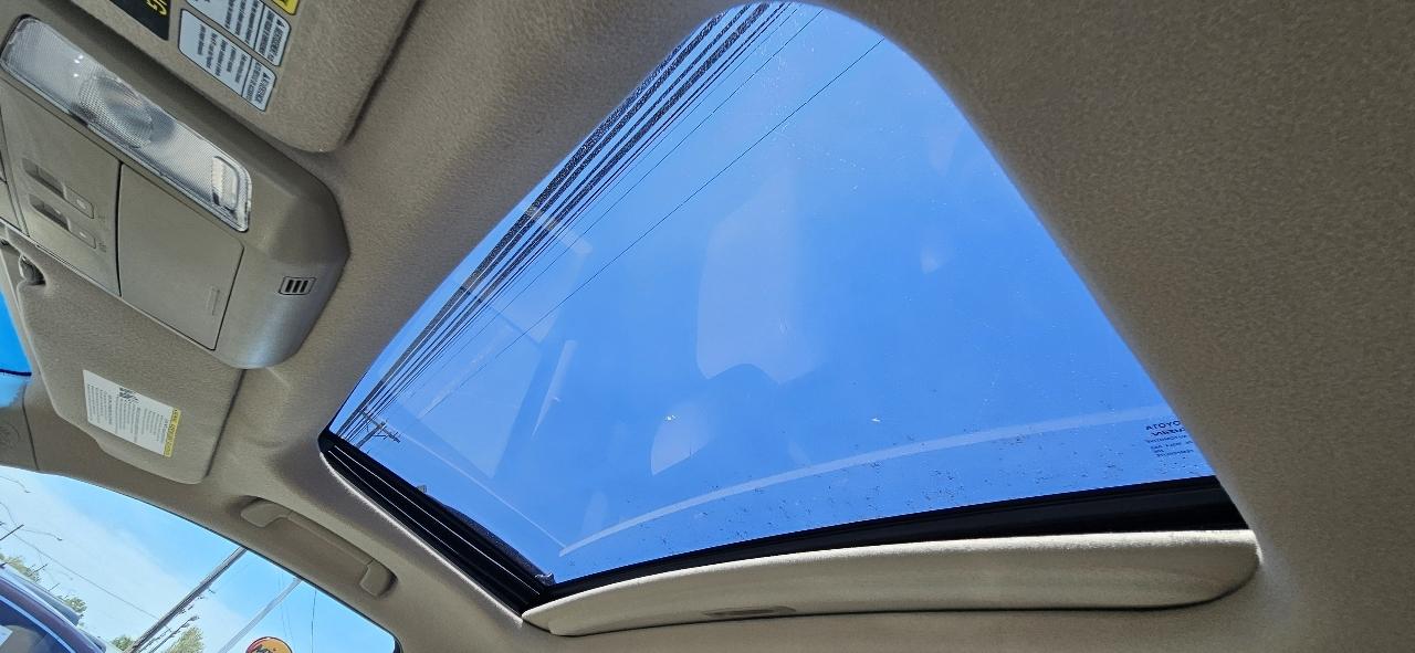 Toyota Sequoia 4WD LV8 FFV 6-Spd AT Platinum (Natl) 2011