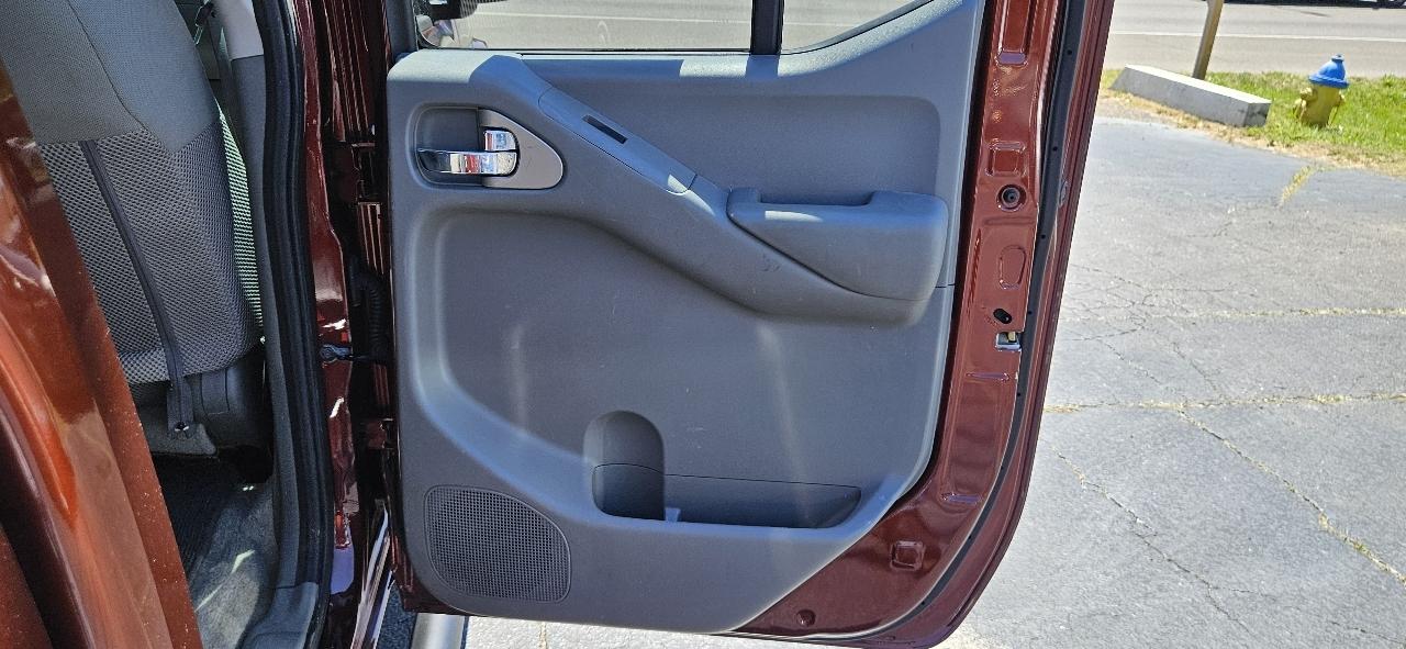 Nissan Frontier 2WD Crew Cab SWB Auto SV 2016