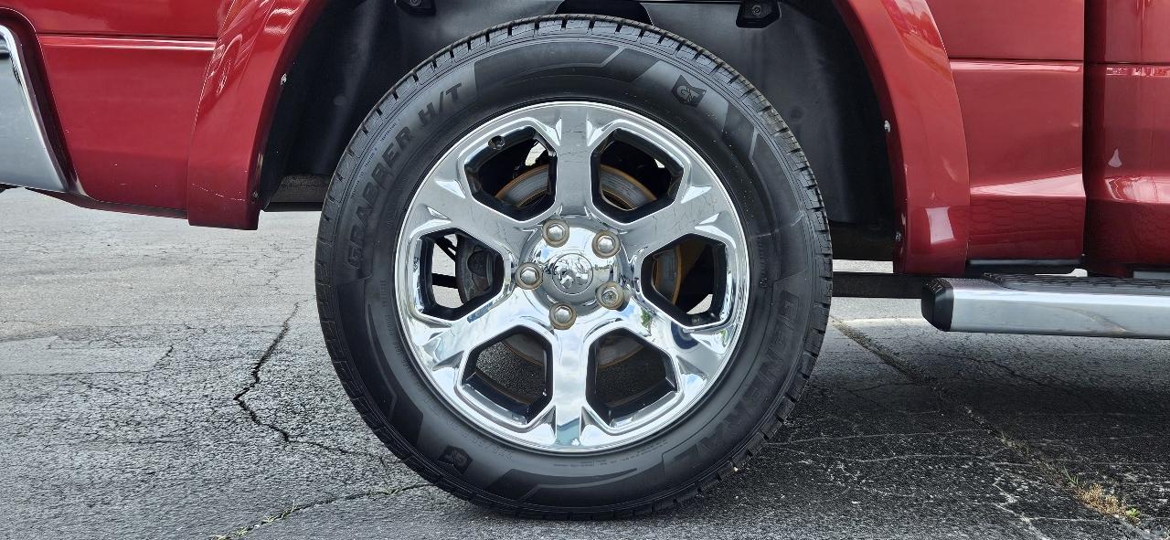 RAM 1500 4WD Crew Cab 140.5" Laramie 2015
