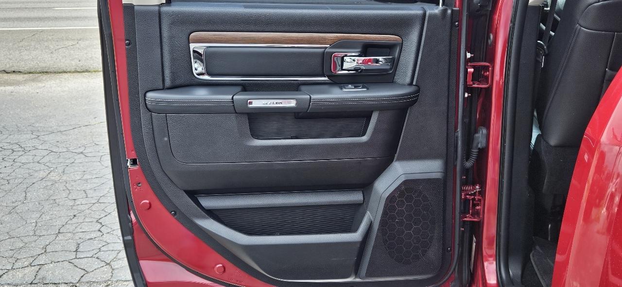 RAM 1500 4WD Crew Cab 140.5" Laramie 2015