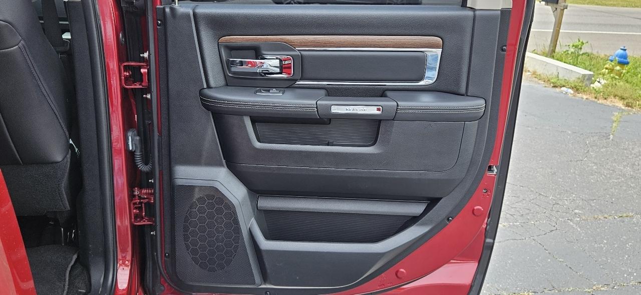 RAM 1500 4WD Crew Cab 140.5" Laramie 2015
