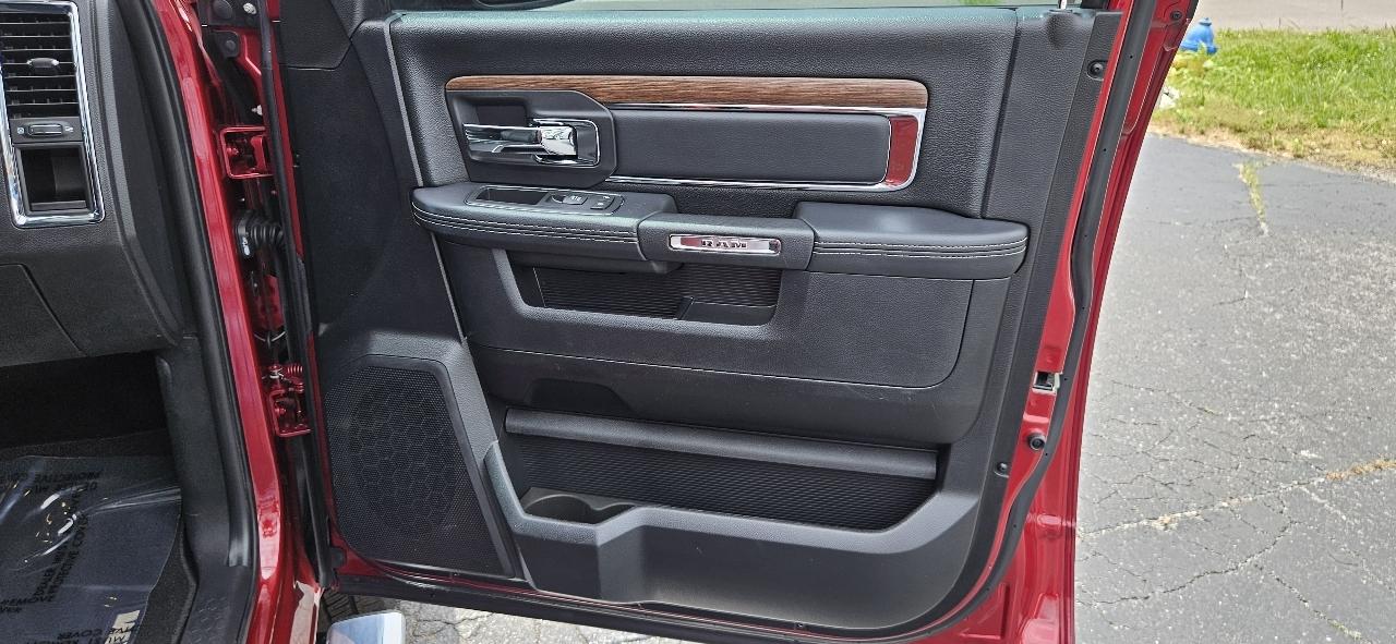 RAM 1500 4WD Crew Cab 140.5" Laramie 2015